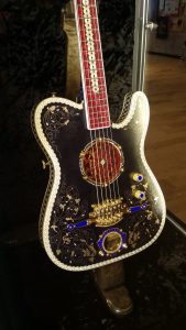Guitarra com fios de ouro- Music Kolor visita fábrica da Fender em Corona